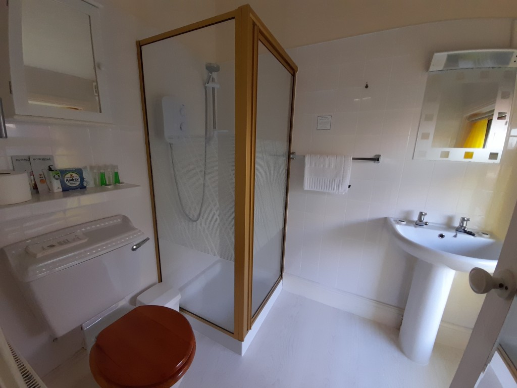 Lot: 32 - FORMER GUEST HOUSE WITH POTENTIAL - Shower room with W.C.